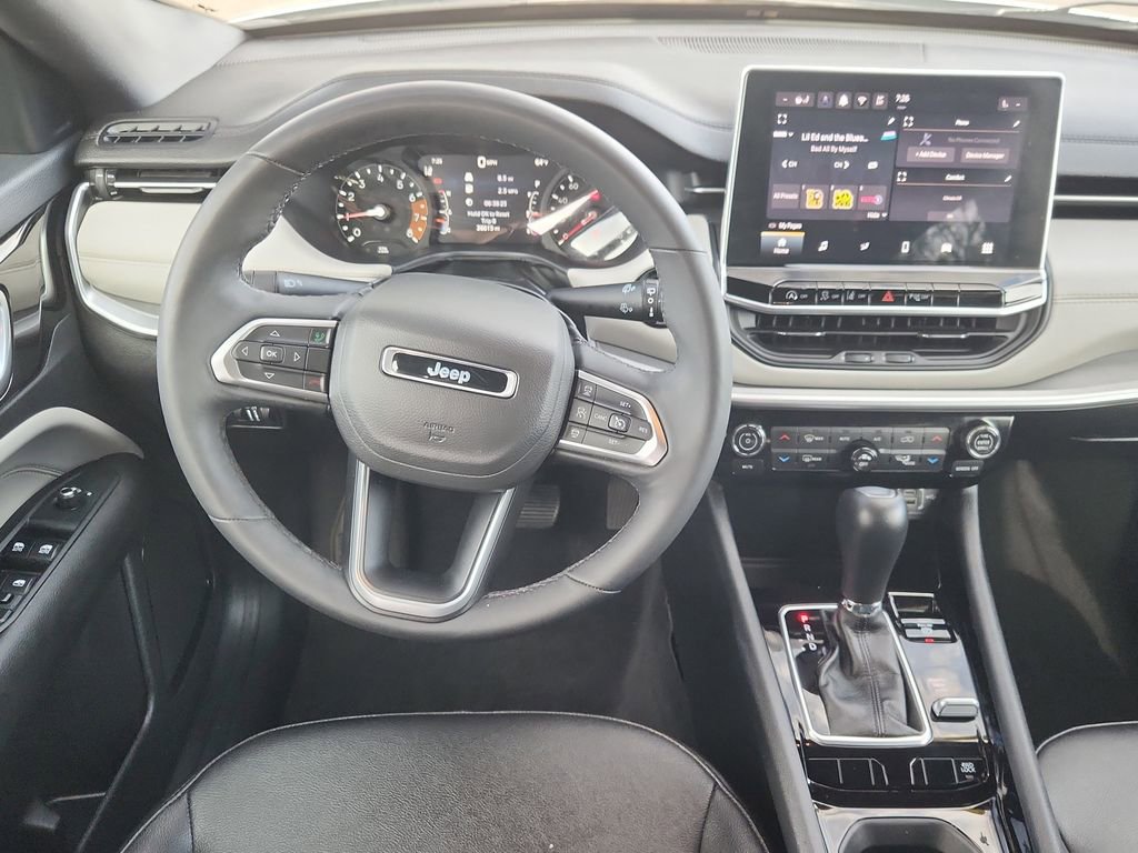 Used 2025 Jeep Compass Limited image 11