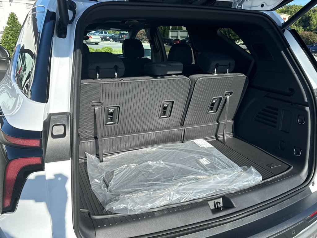 New 2027 Chevrolet Traverse LT w/ Sun and Wheel Package FWD image 18