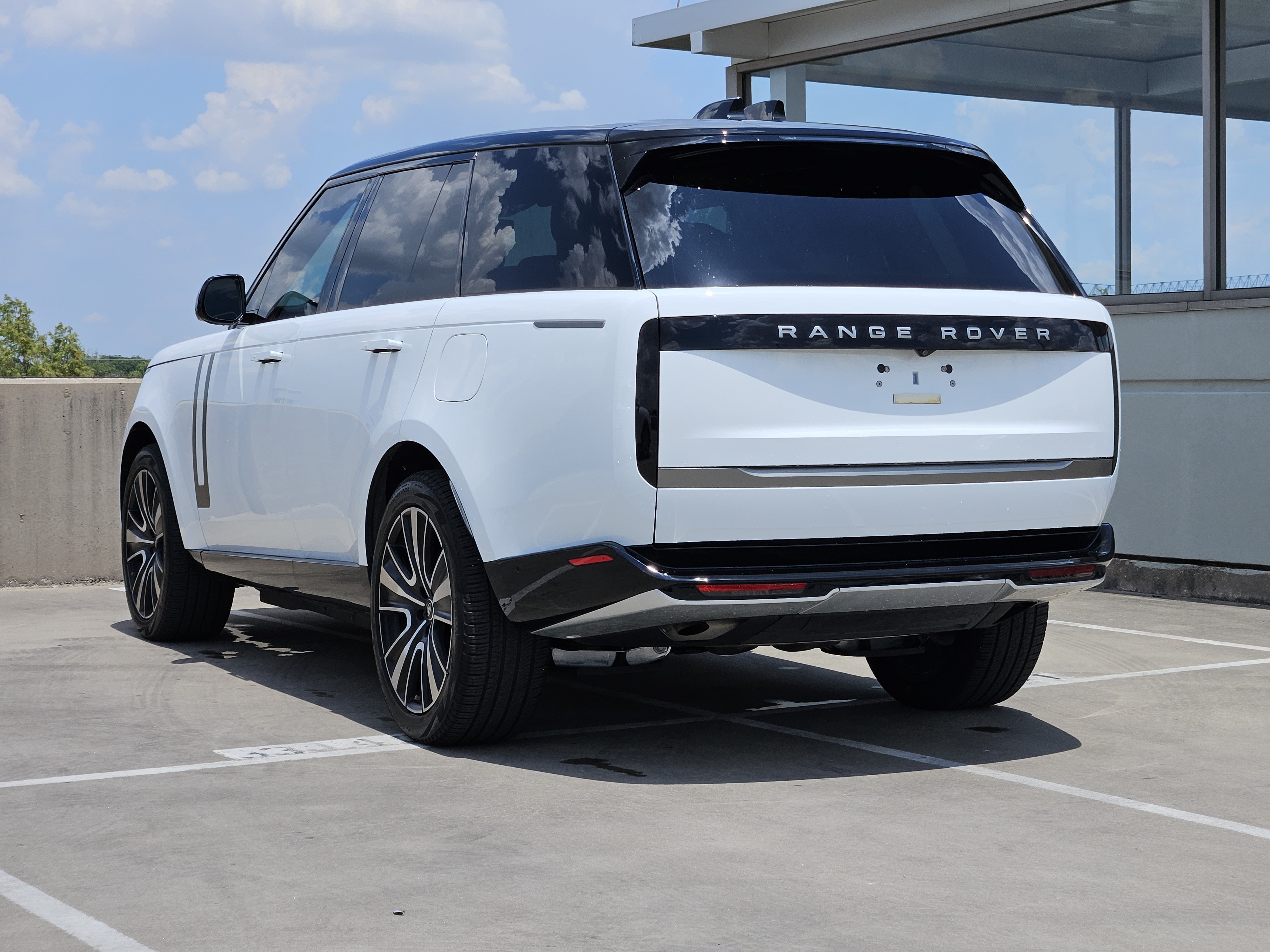 Used 2025 Land Rover Range Rover SE AWD/4WD image 3