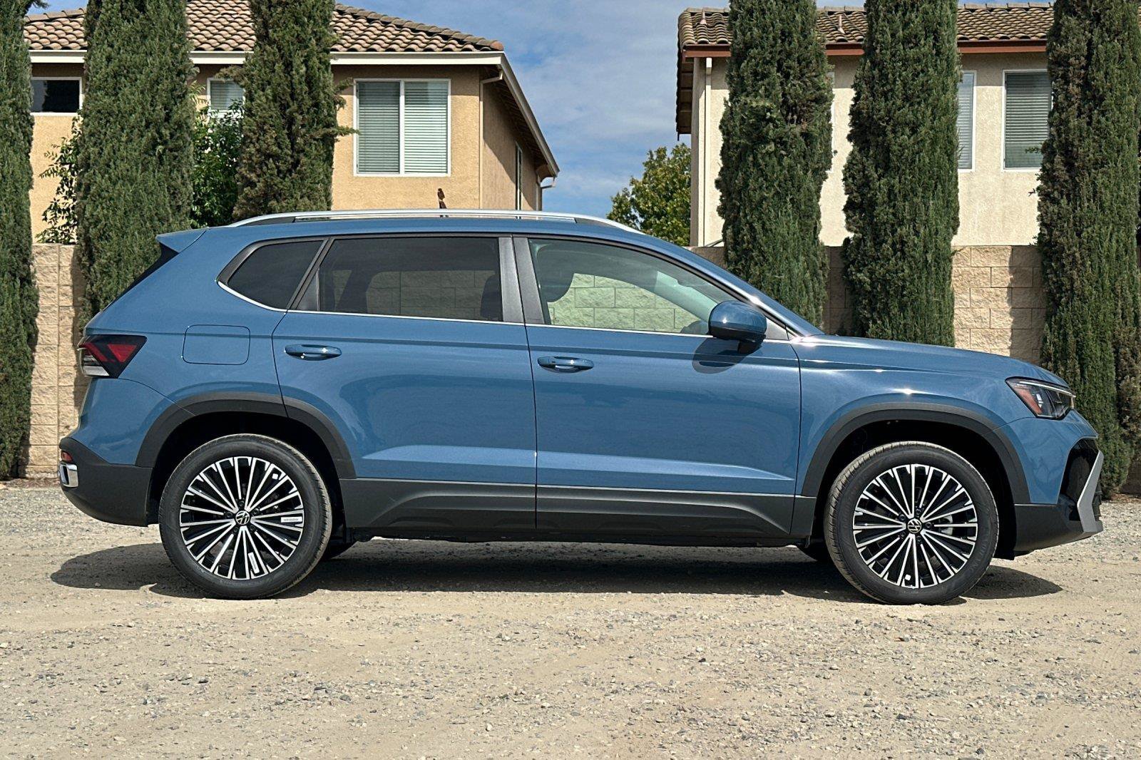 New 2026 Volkswagen Taos SE FWD image 3