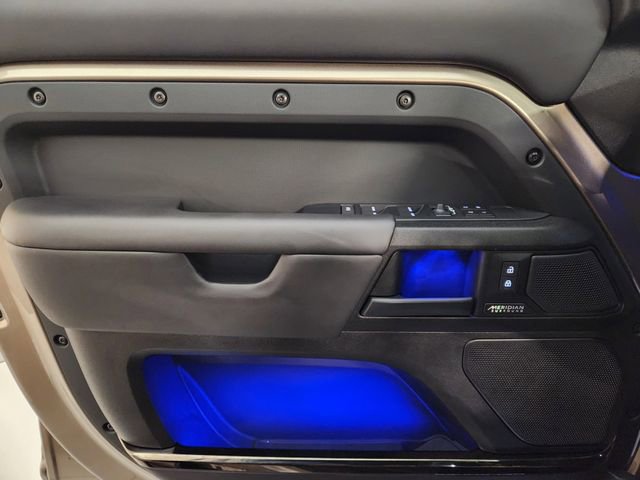 Used 2025 Land Rover Defender 110 image 23