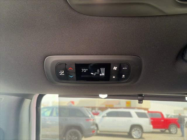 Used 2025 Chrysler Pacifica Select image 16