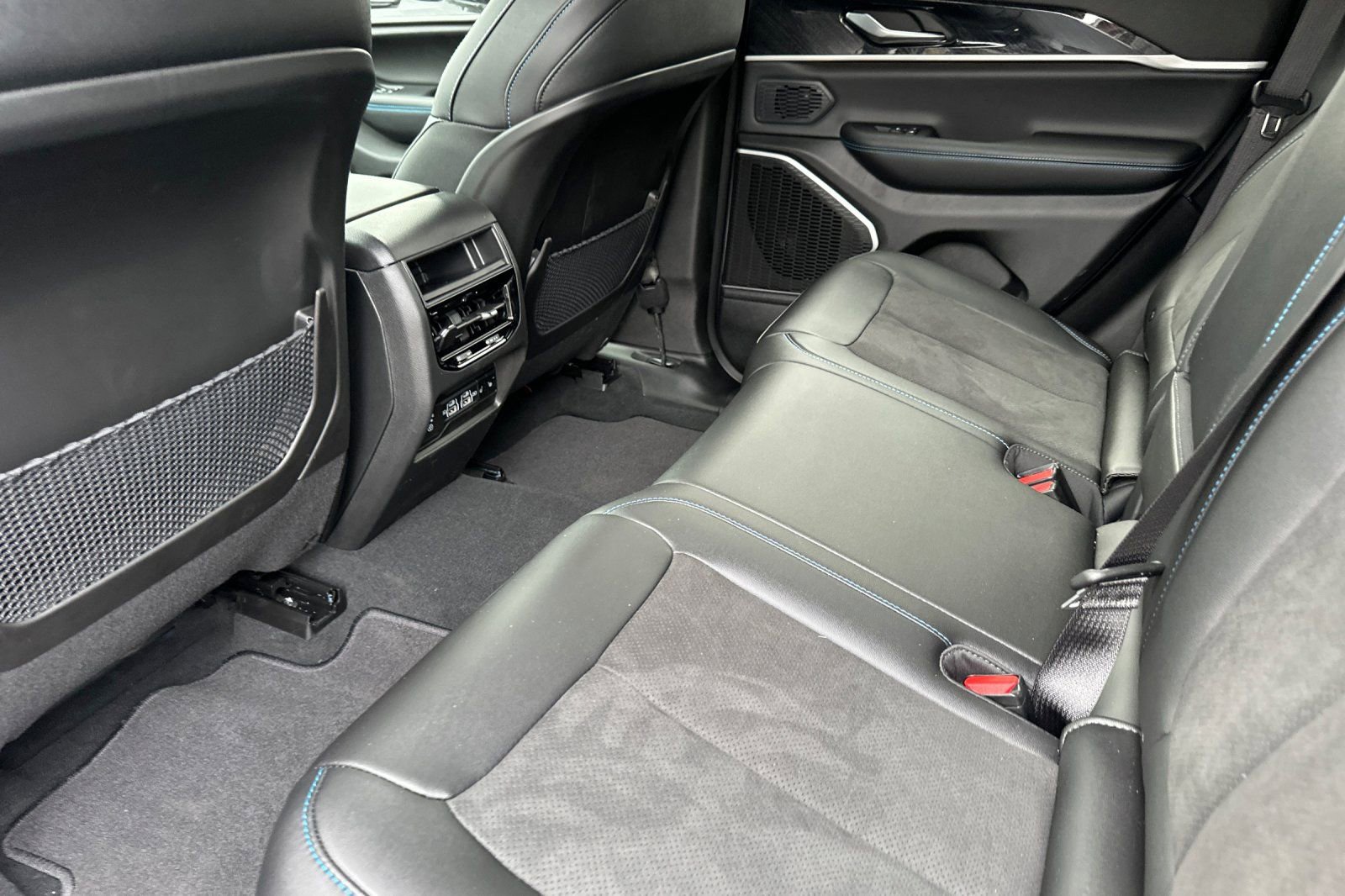 New 2023 Jeep Grand Cherokee Trailhawk w/ Advanced Protech Group II image 11