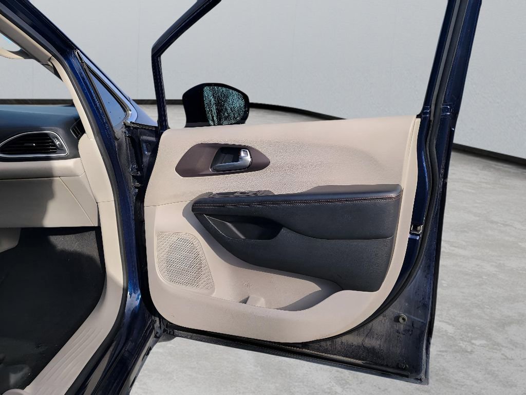 Used 2018 Chrysler Pacifica Touring-L image 36