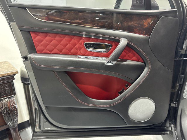 Used 2017 Bentley Bentayga image 47