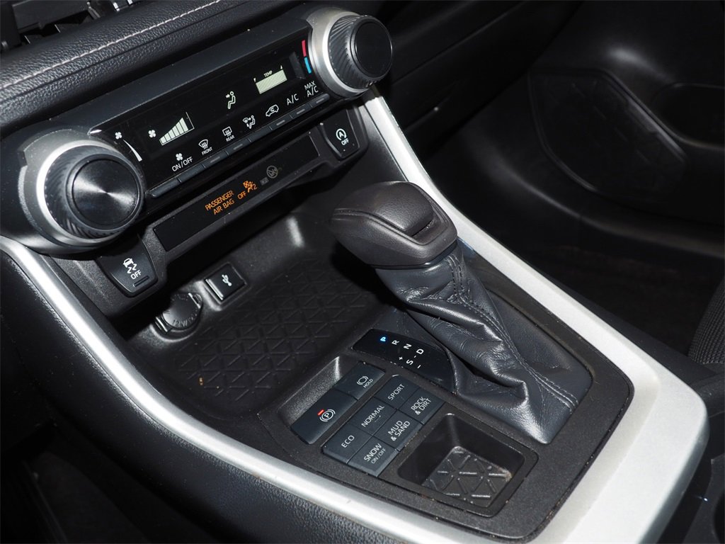 Used 2021 Toyota RAV4 LE image 19