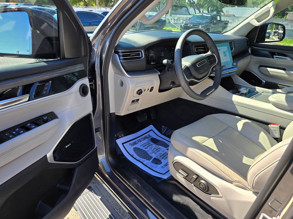 Used 2023 Jeep Wagoneer L Series III w/ Premium Group I AWD/4WD image 16