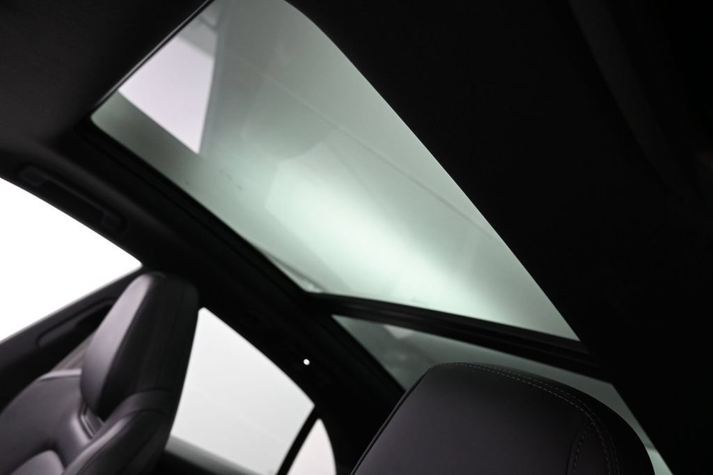 Certified 2025 Porsche Macan Electric RWD image 10