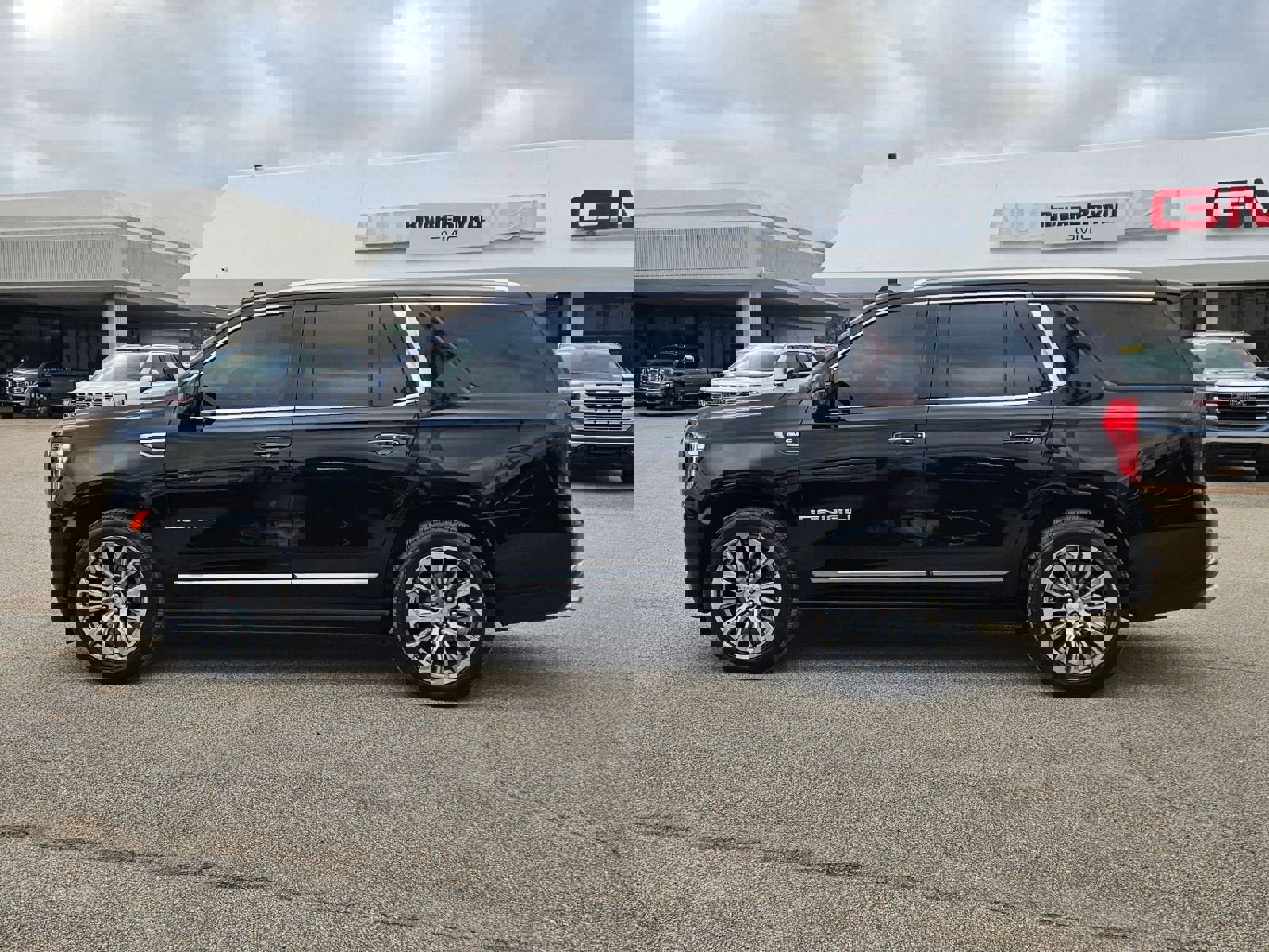 Used 2021 GMC Yukon Denali w/ Denali Premium Package image 2