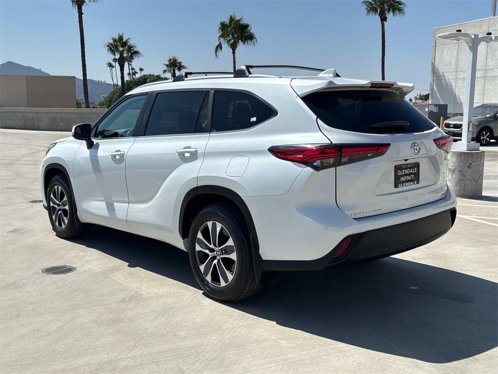 Used 2023 Toyota Highlander XLE image 3