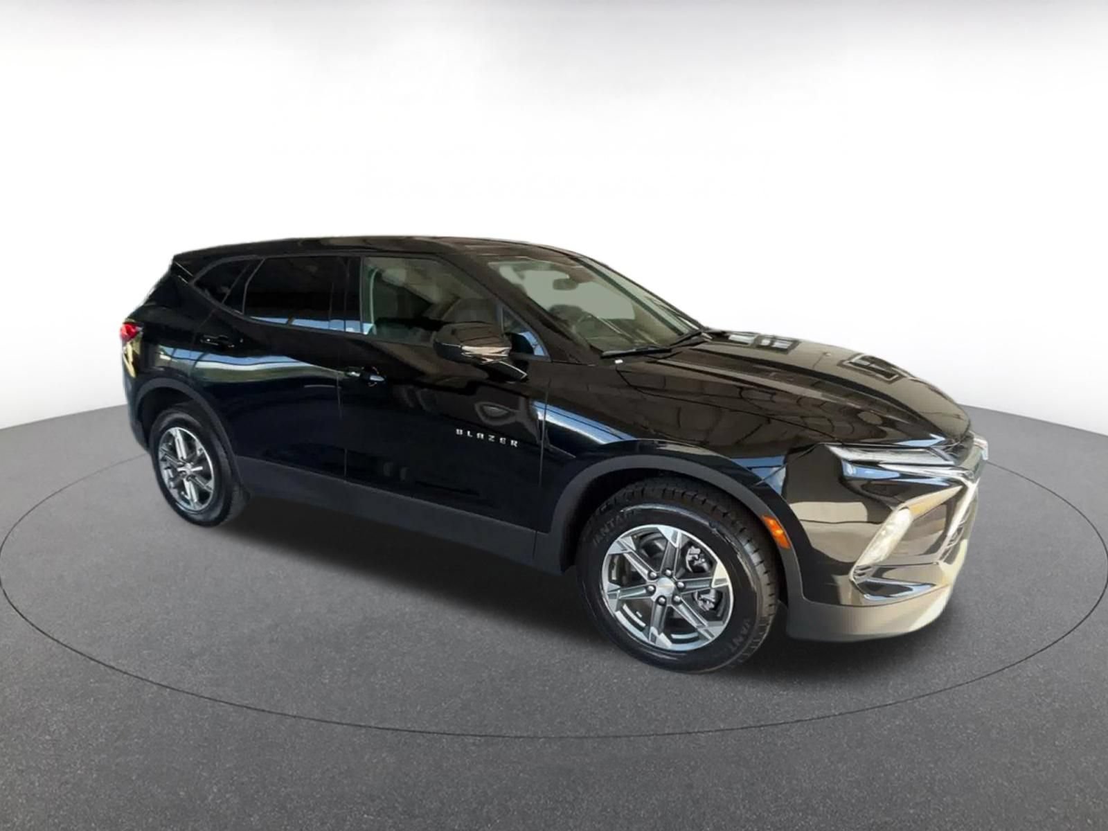 Used 2026 Chevrolet Blazer LT FWD image 2