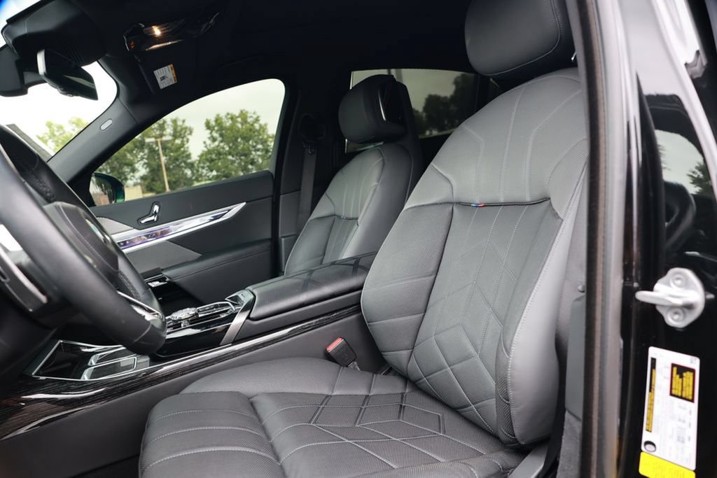 Used 2023 BMW 740i w/ Executive Package RWD image 17