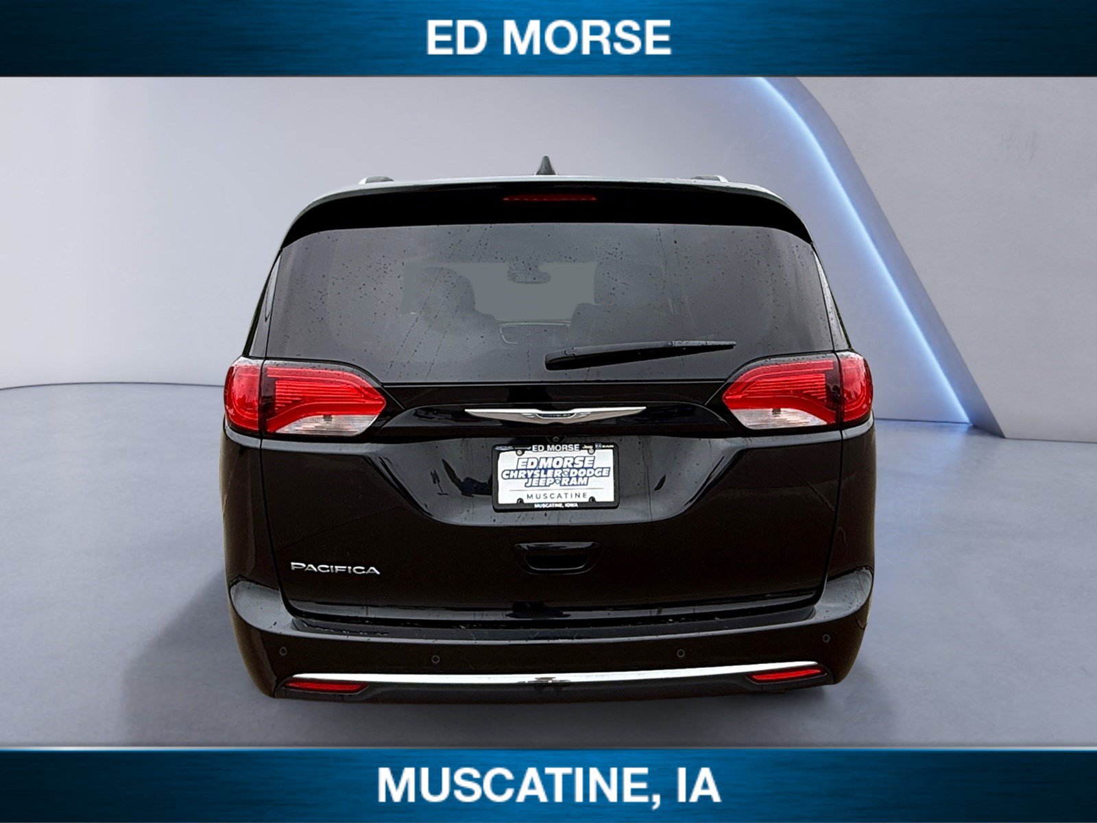 Used 2019 Chrysler Pacifica Touring-L Plus w/ Tire & Wheel Group FWD image 4