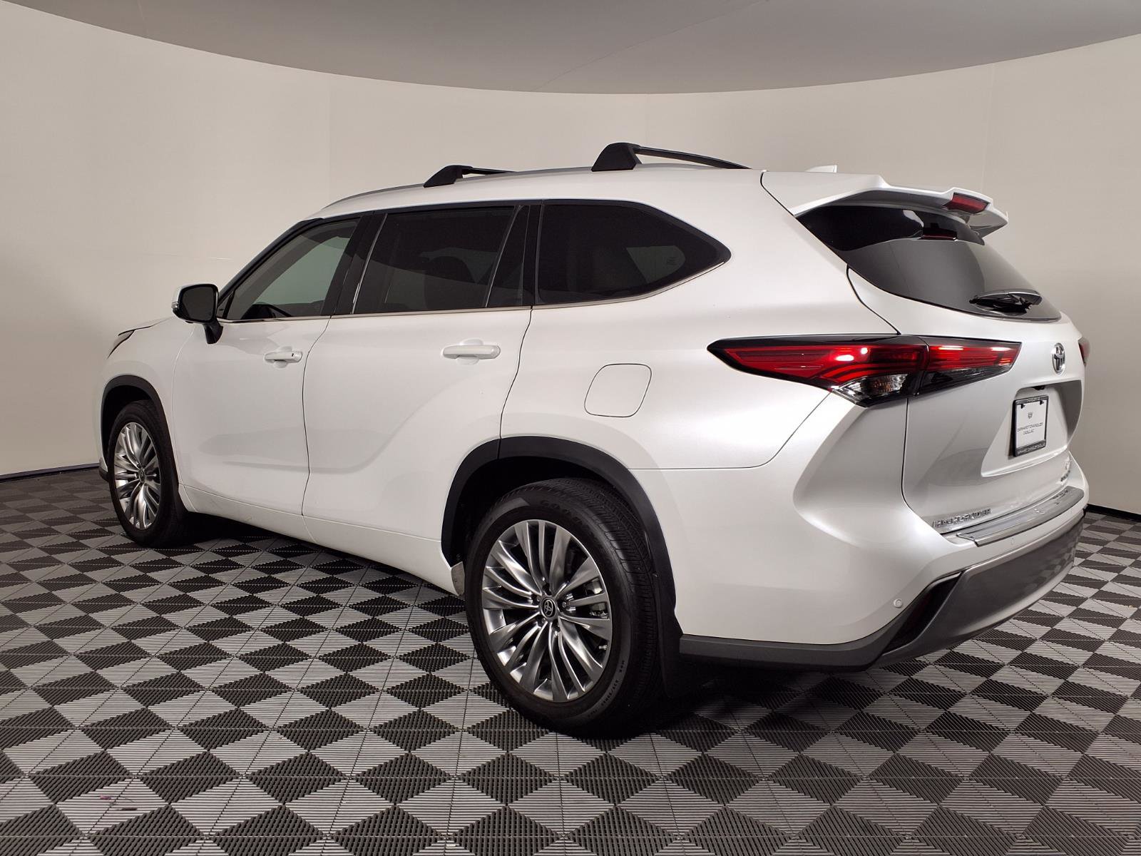 Used 2023 Toyota Highlander Platinum FWD image 6