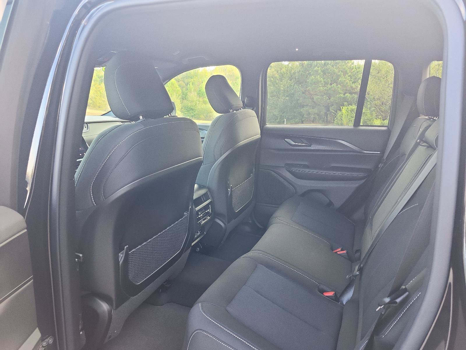 Used 2026 Jeep Grand Cherokee Laredo RWD image 9