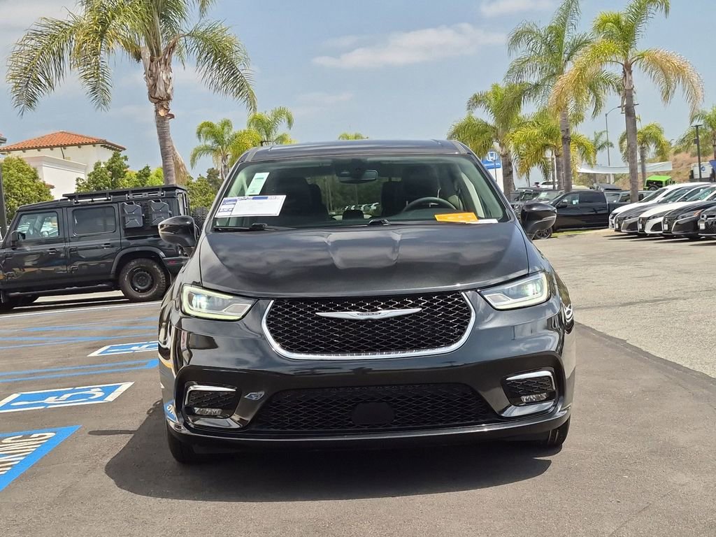 Certified 2023 Chrysler Pacifica Touring-L FWD image 2