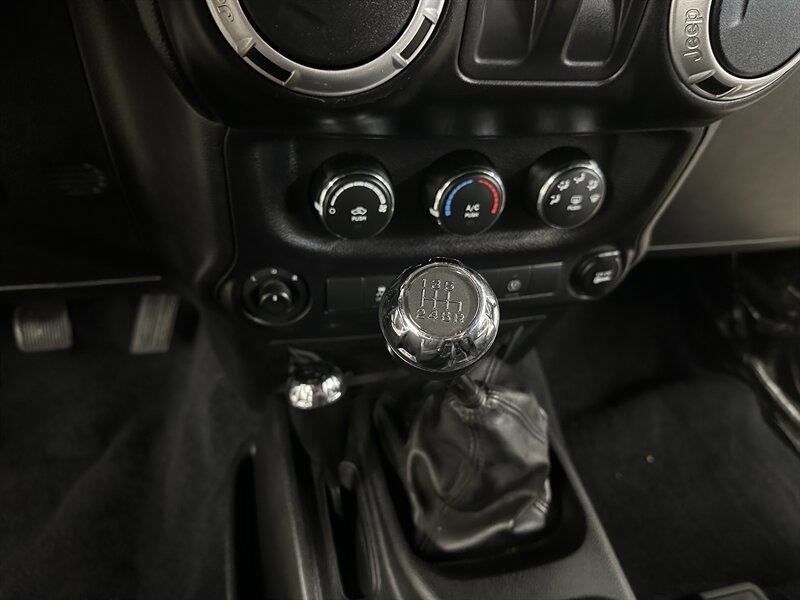 Used 2015 Jeep Wrangler Rubicon w/ Power Convenience Group AWD/4WD image 22