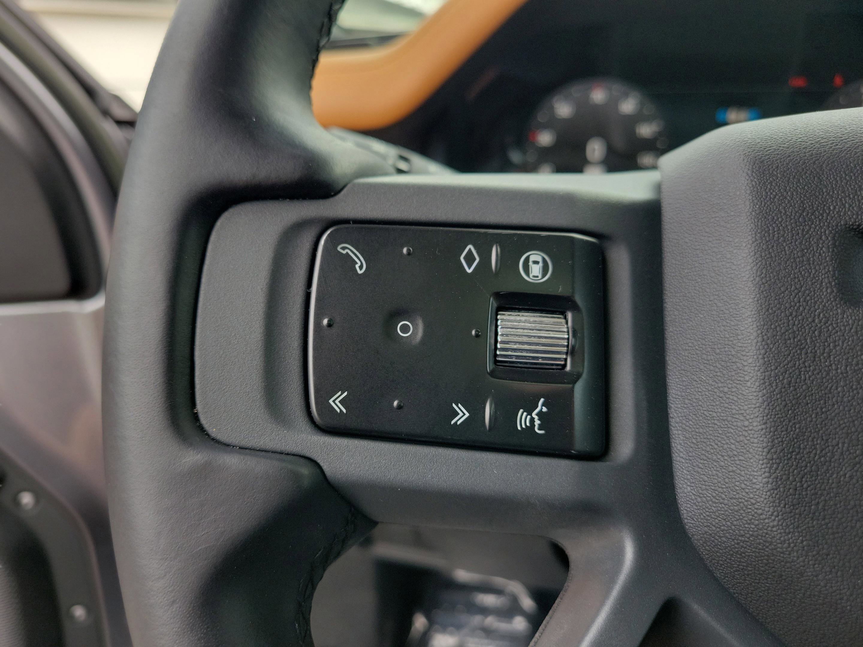 Used 2024 Land Rover Defender 110 X-Dynamic SE image 9