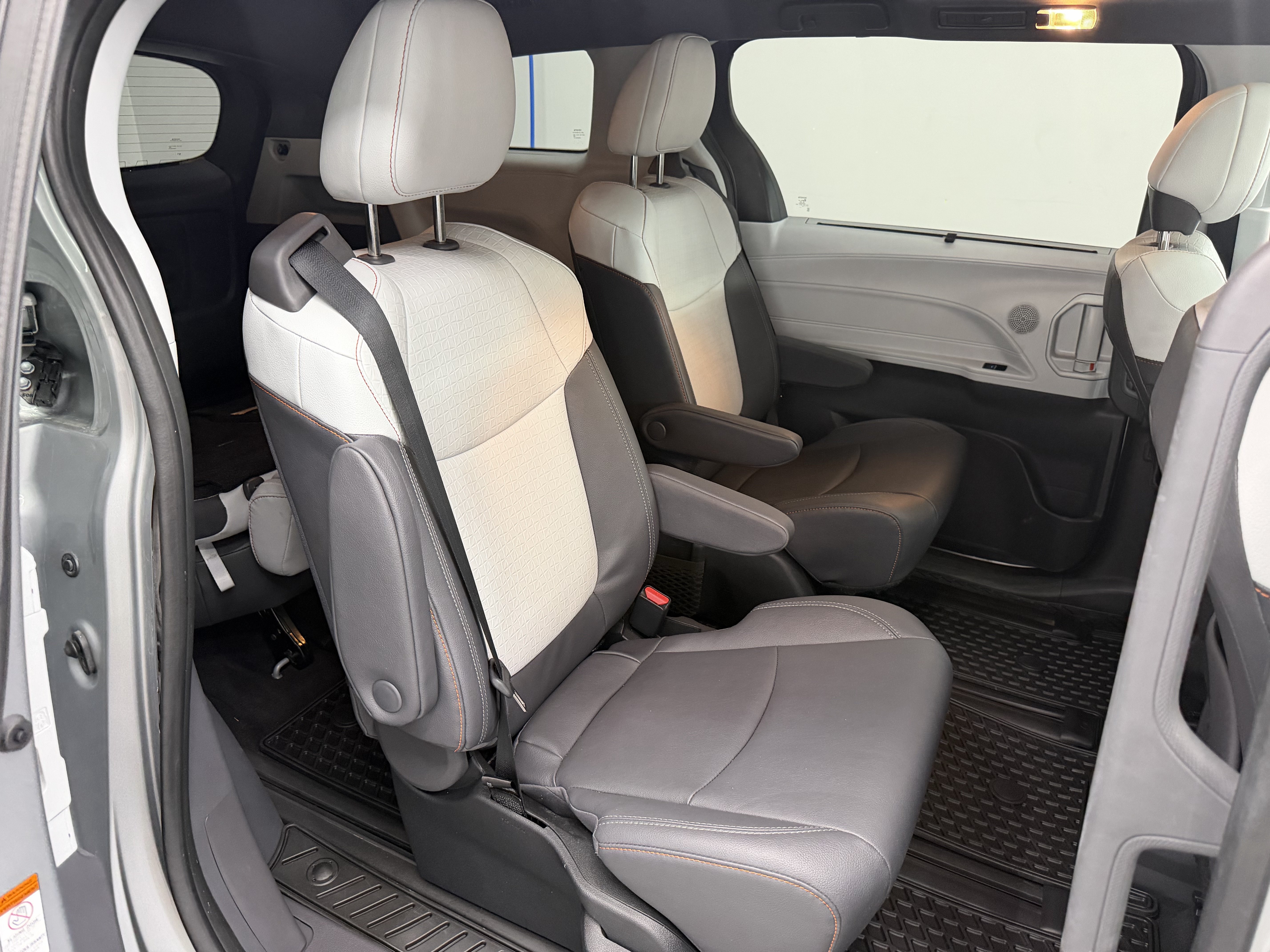 Used 2023 Toyota Sienna XSE AWD/4WD image 26