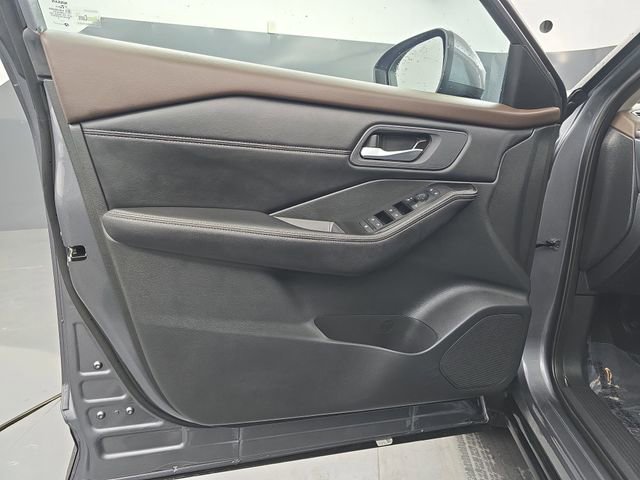 Used 2023 Nissan Rogue SV w/ SV Premium B Package image 24