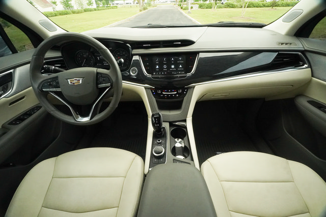 Used 2024 Cadillac XT6 Premium Luxury w/ Technology Package FWD image 11