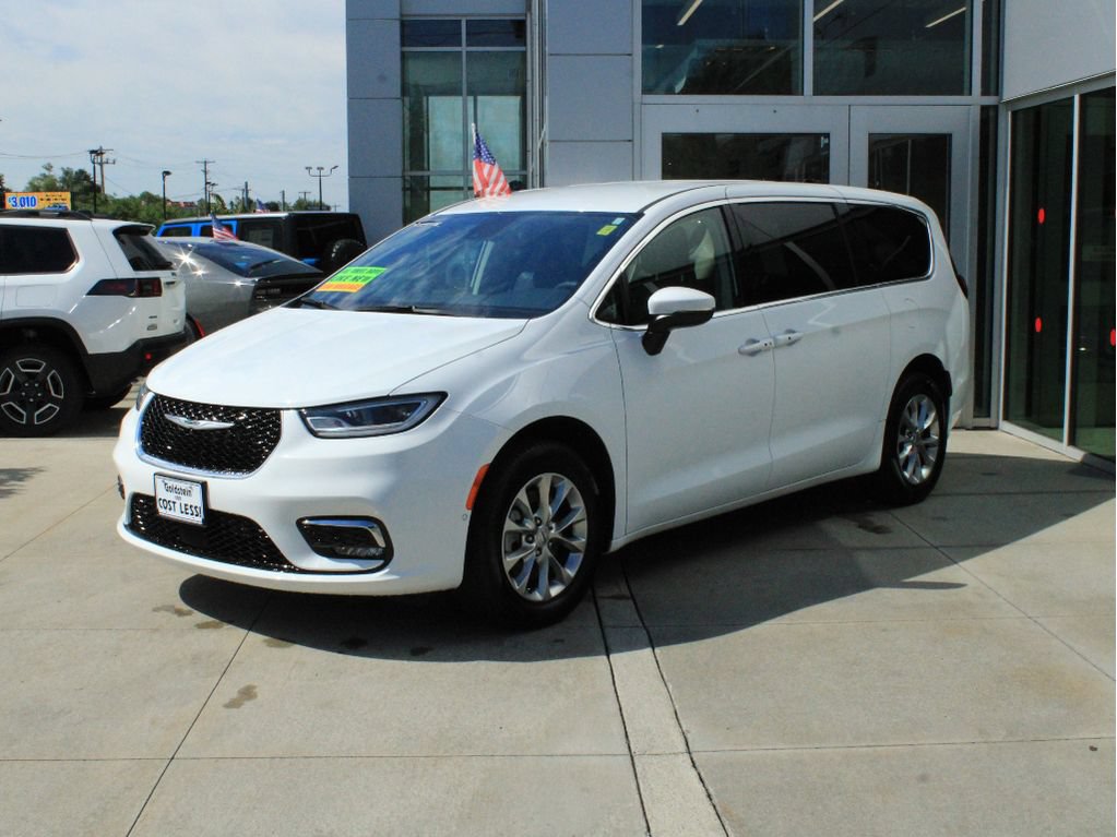 Used 2023 Chrysler Pacifica Touring-L AWD/4WD image 3