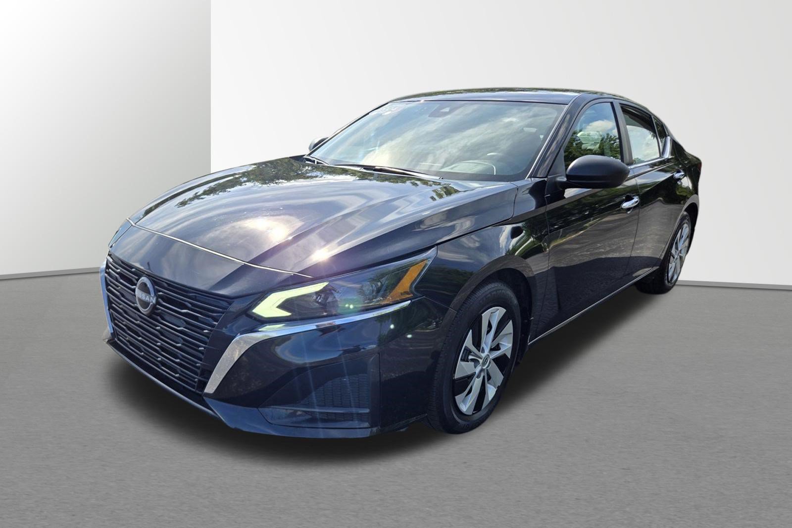 Used 2024 Nissan Altima 2.5 S FWD image 3