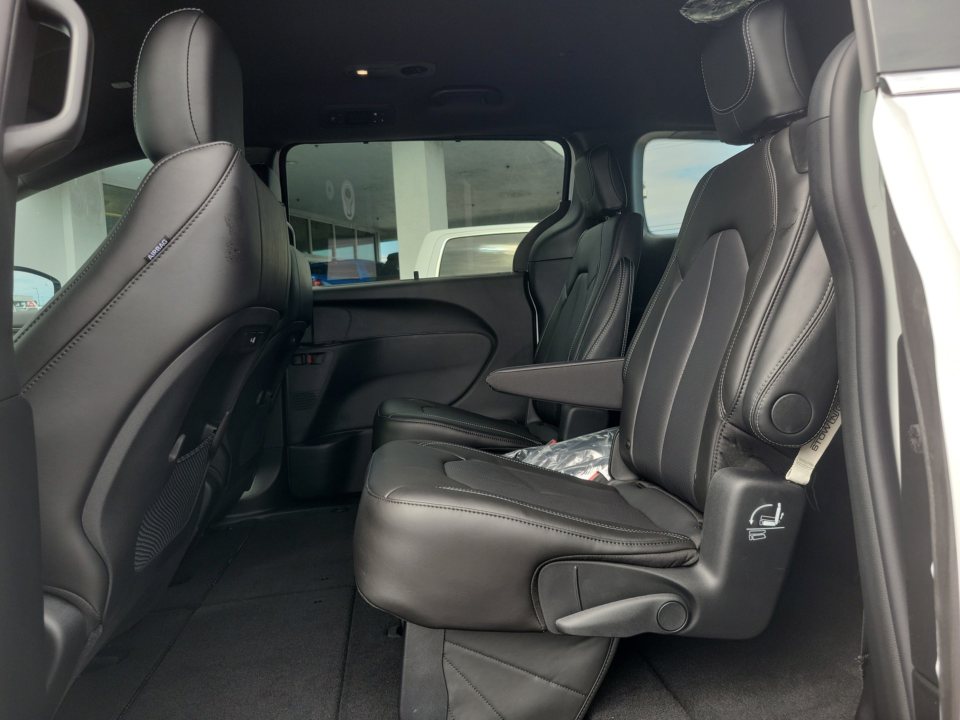 New 2027 Chrysler Pacifica Select FWD image 8