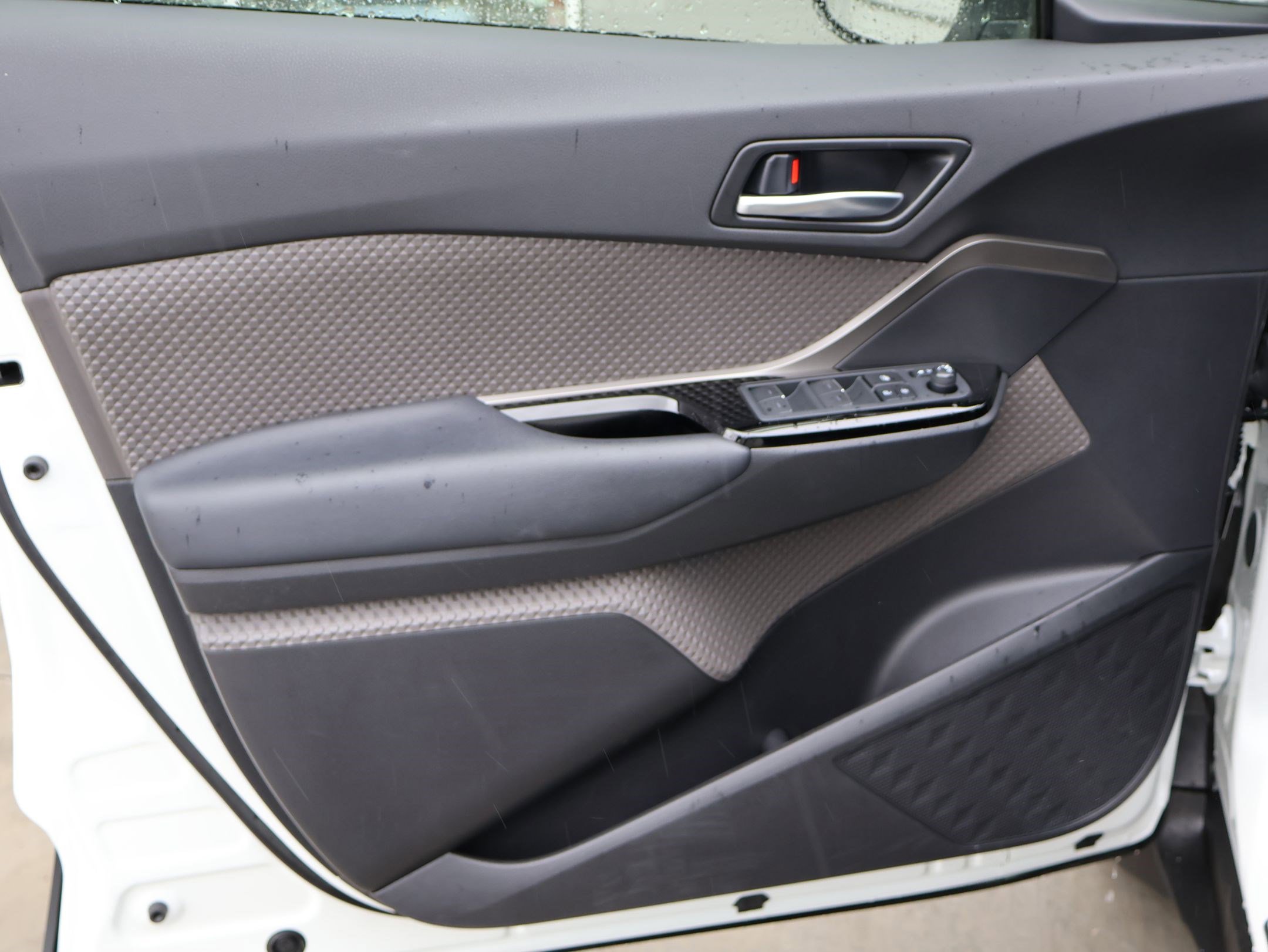 Used 2021 Toyota C-HR Limited image 11