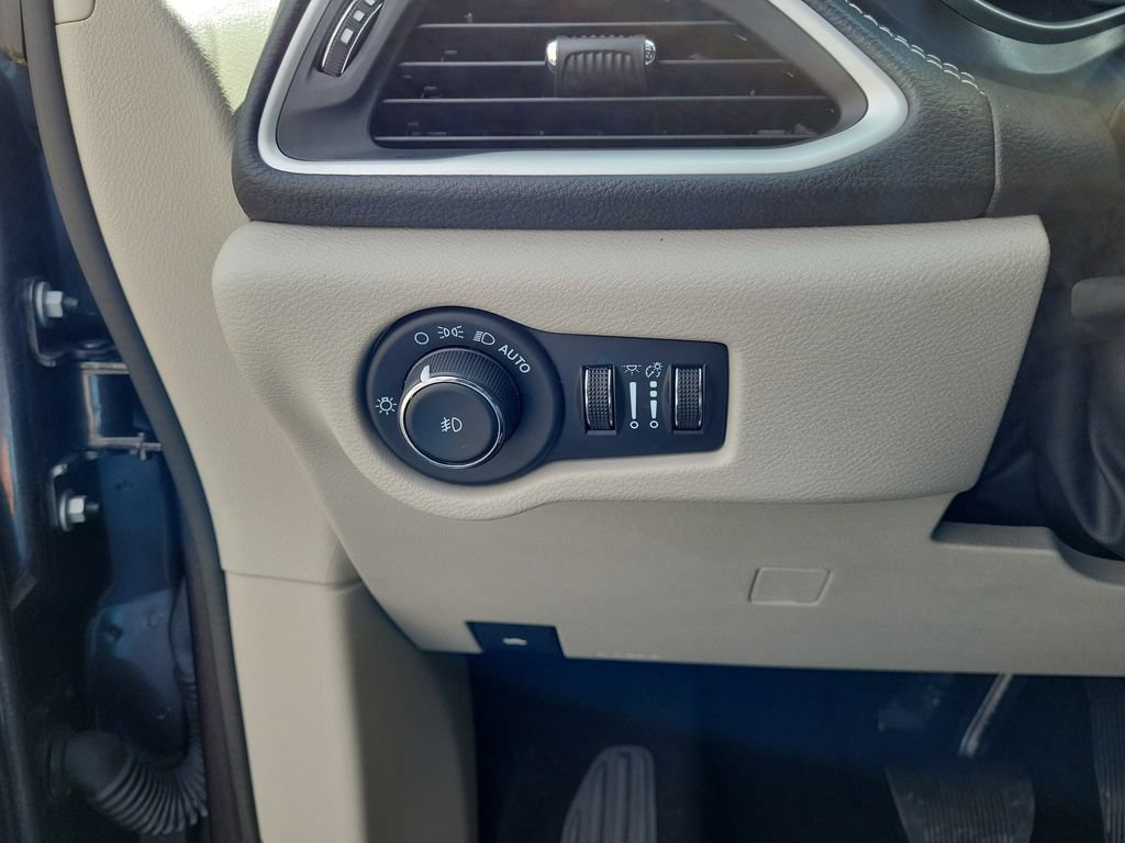 Used 2023 Chrysler Pacifica Touring-L FWD image 27