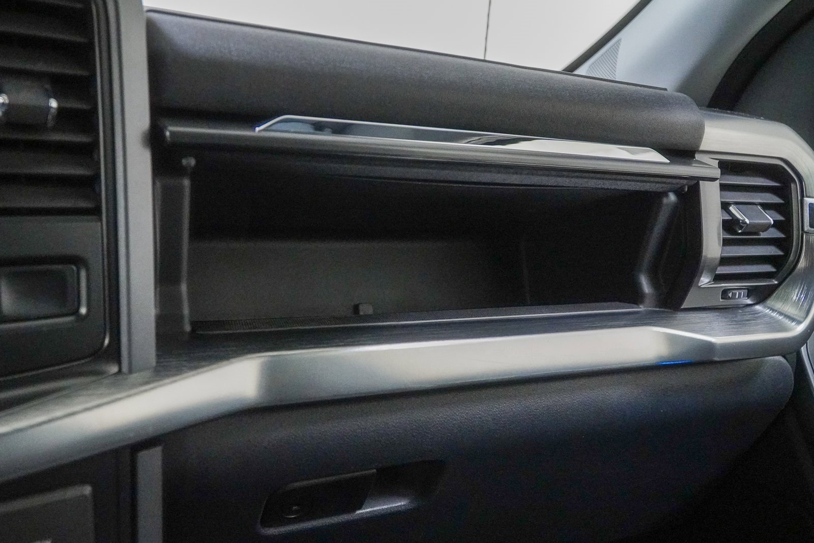 Used 2021 Ford F150 Lariat w/ Max Trailer Tow Package image 43