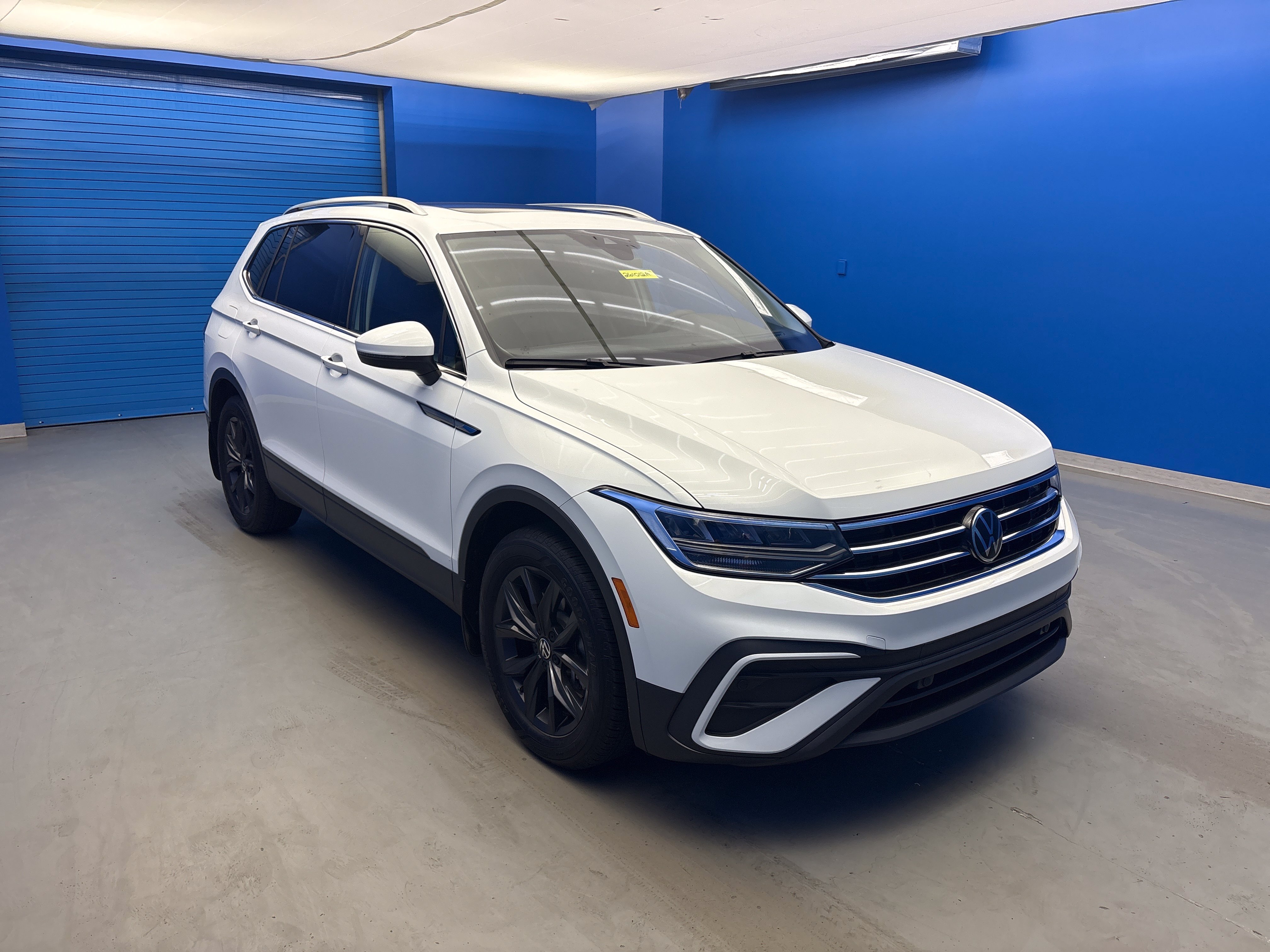 Used 2024 Volkswagen Tiguan SE w/ Panoramic Sunroof Package FWD image 3