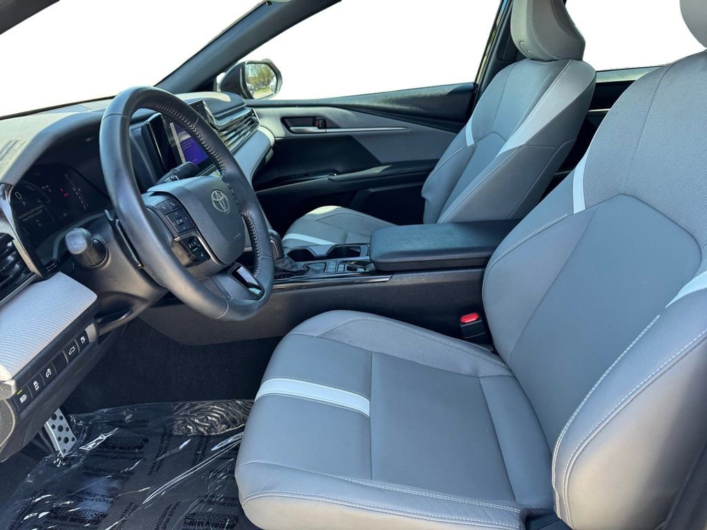 Used 2025 Toyota Camry SE image 9