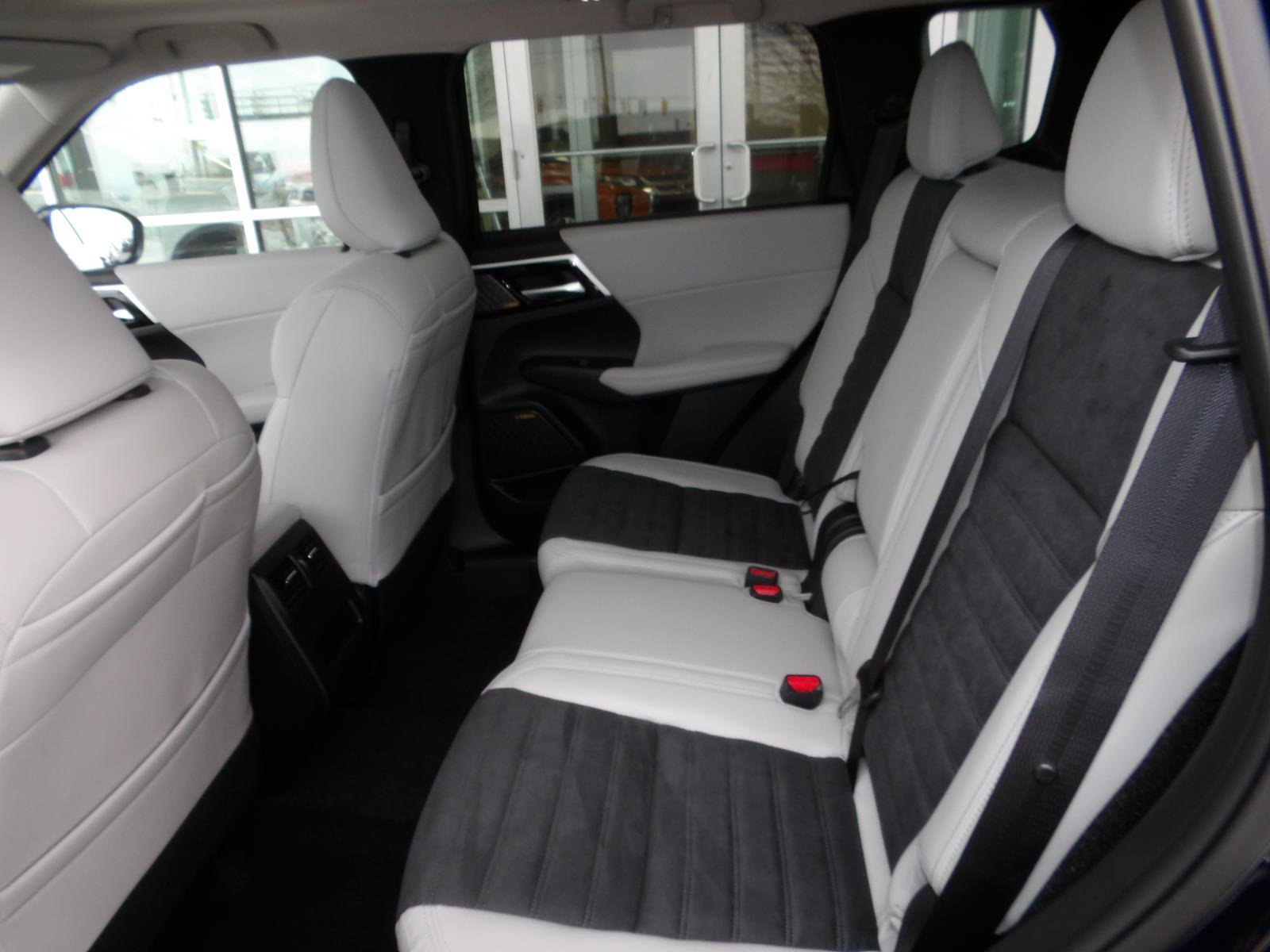 New 2026 Mitsubishi Outlander SE image 16