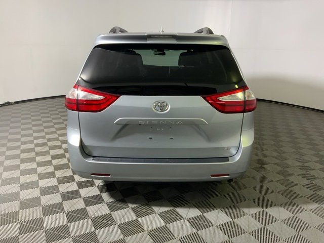 Used 2019 Toyota Sienna LE w/ LE Preferred Package image 10