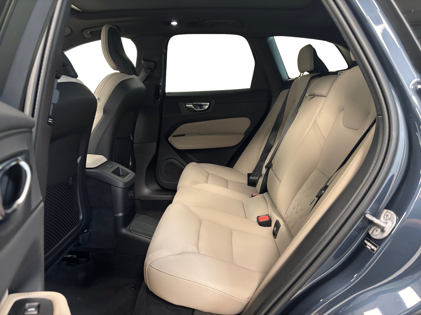 New 2026 Volvo XC60 T8 Plus w/ Climate Package AWD/4WD image 13