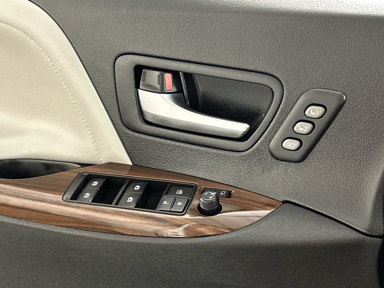 Used 2020 Toyota Sienna Limited Premium w/ Carpet Mat Package FWD image 19