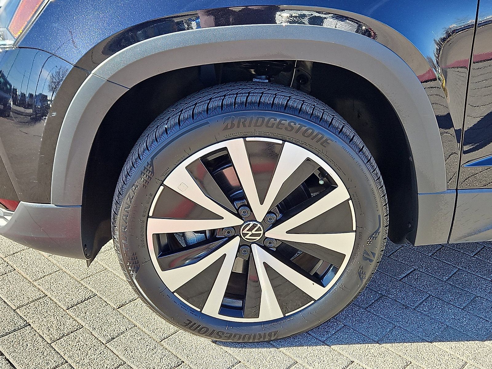 Certified 2022 Volkswagen Taos SE w/ Panoramic Sunroof Package image 5