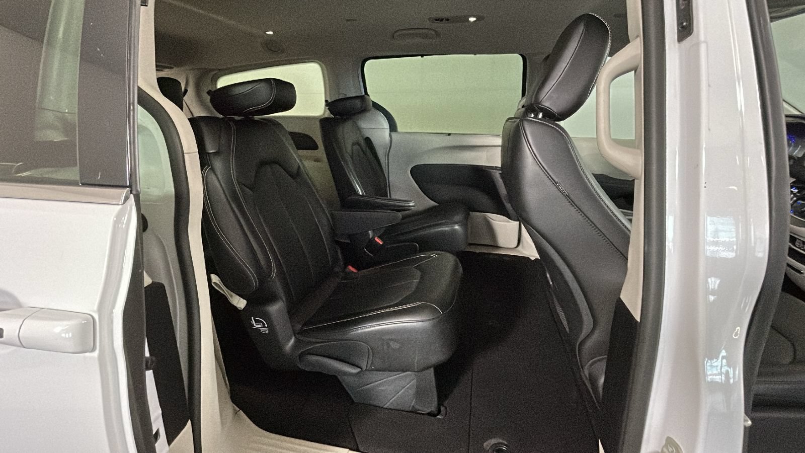 Used 2024 Chrysler Pacifica Touring-L FWD image 33