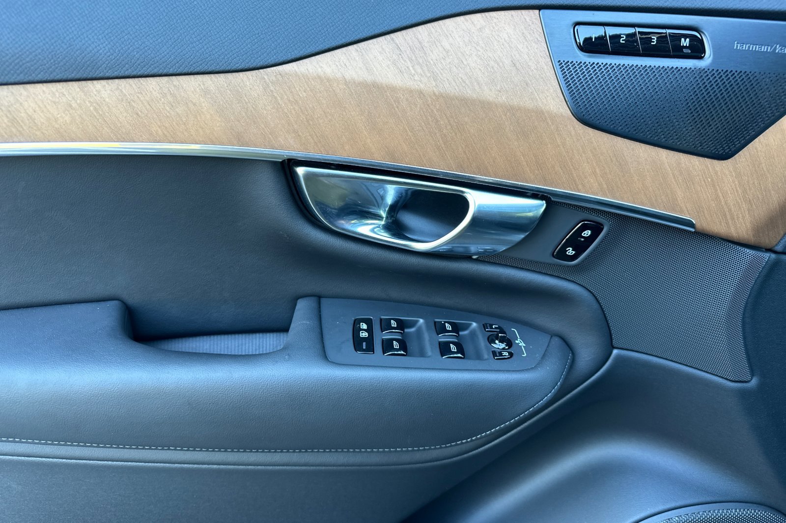 New 2025 Volvo XC90 B6 Plus w/ Protection Package Premier image 11