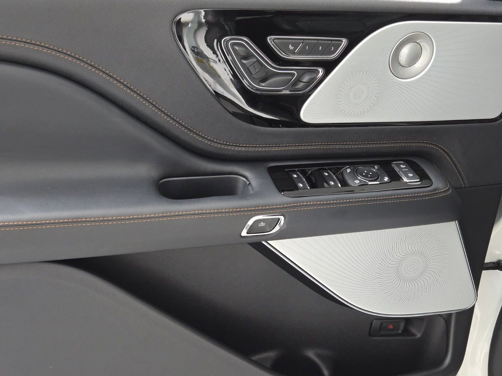 Certified 2025 Lincoln Aviator Black Label image 21