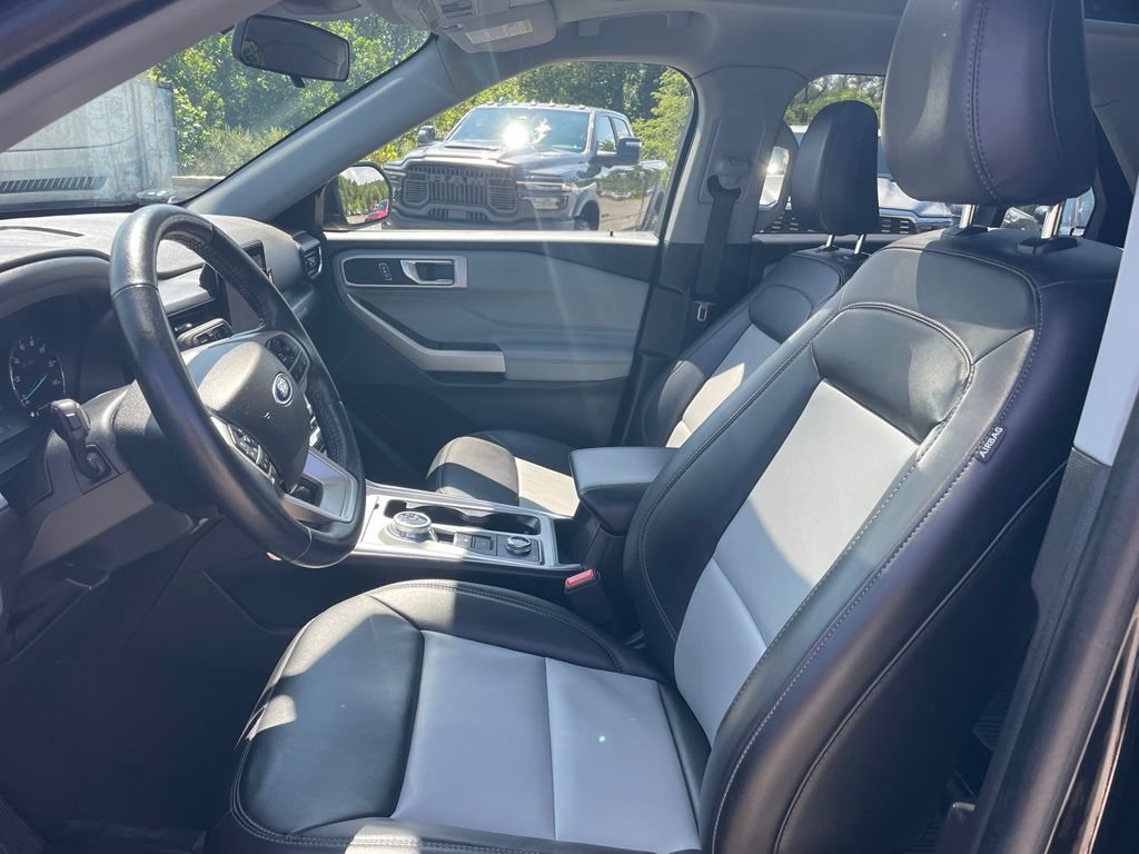 Used 2022 Ford Explorer XLT w/ Equipment Group 202A AWD/4WD image 2