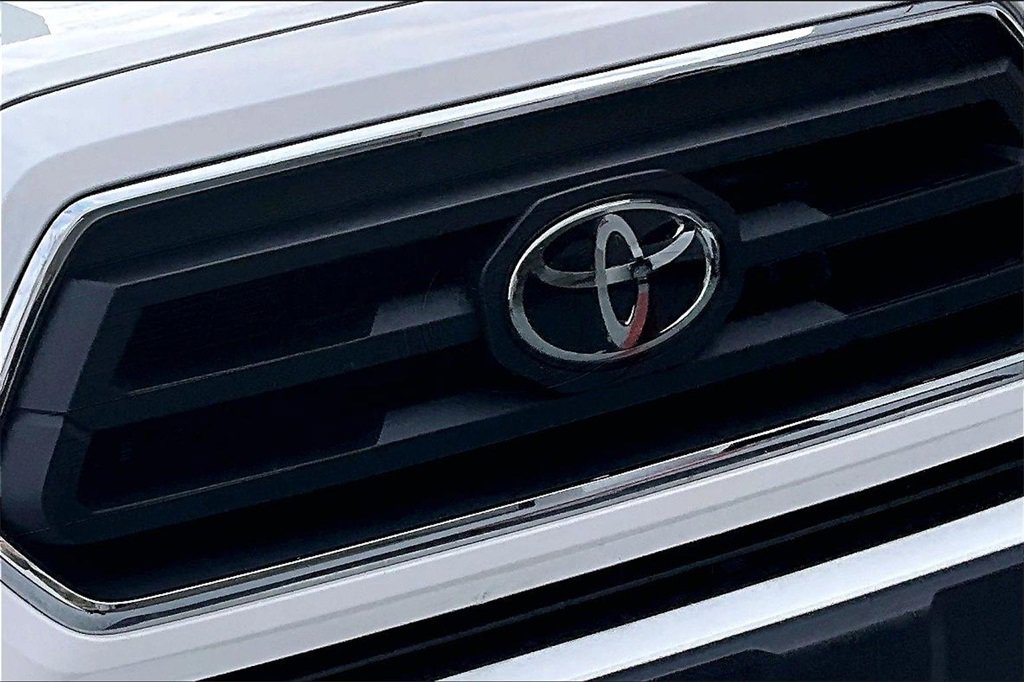 Used 2023 Toyota Tacoma SR5 w/ Technology Package image 33