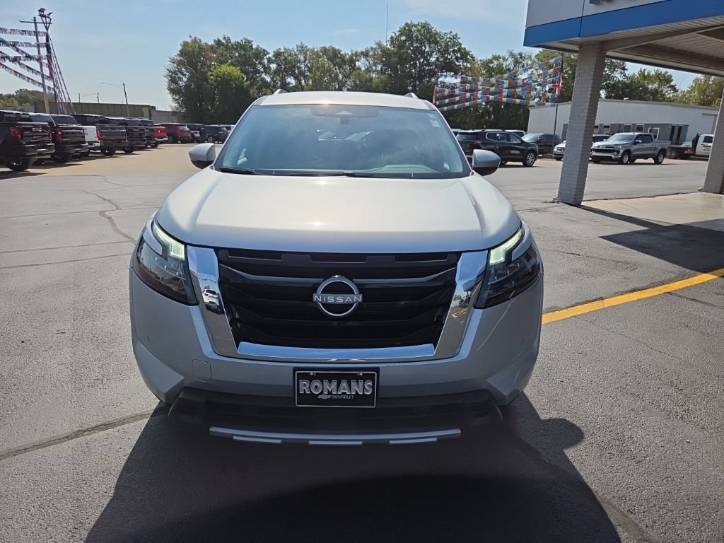 Used 2025 Nissan Pathfinder SL AWD/4WD image 2