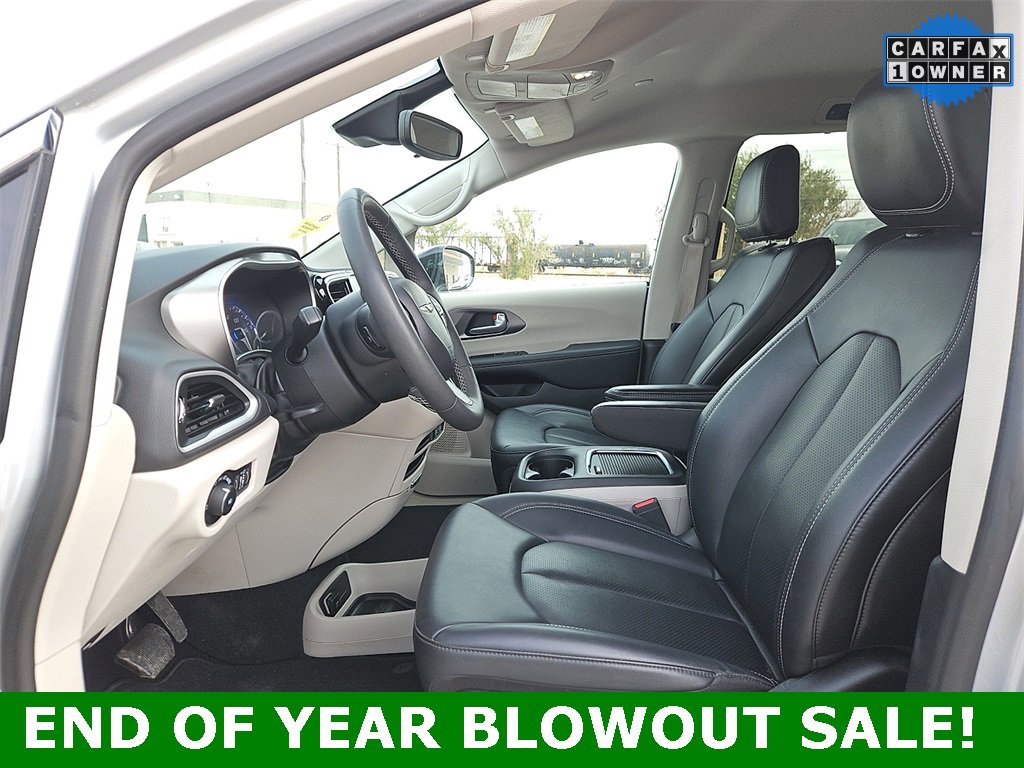 Used 2024 Chrysler Pacifica Touring-L image 15