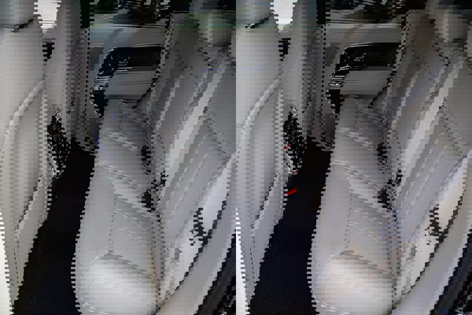 New 2026 Land Rover Range Rover SE image 18