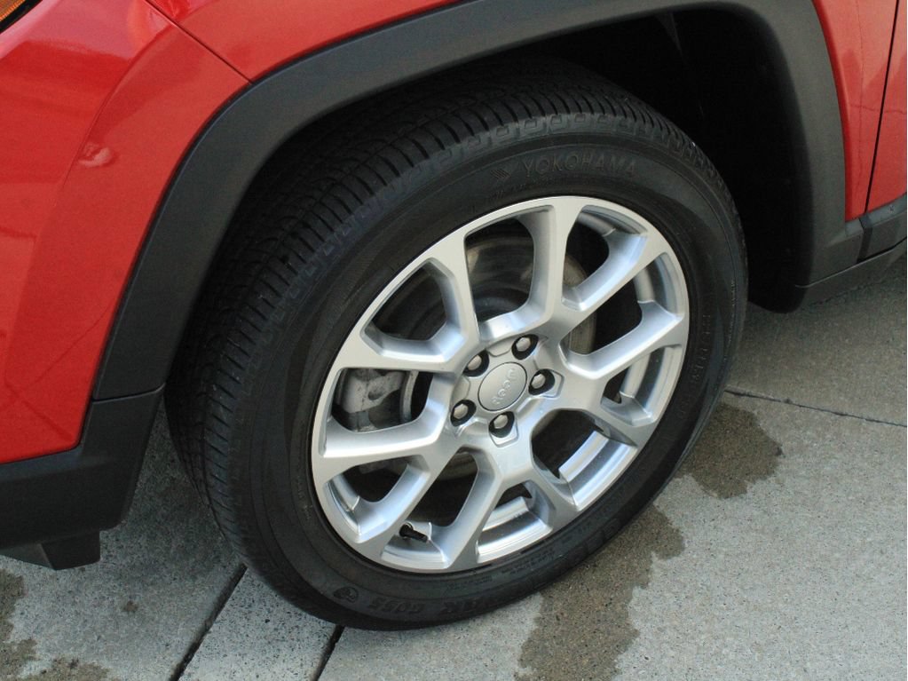 Certified 2023 Jeep Compass Latitude w/ Sun and Sound Group AWD/4WD image 38