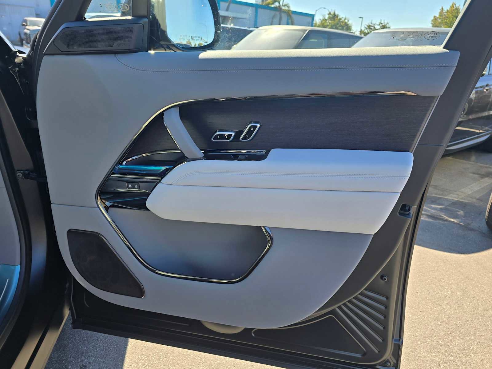 Used 2025 Land Rover Range Rover SV image 10