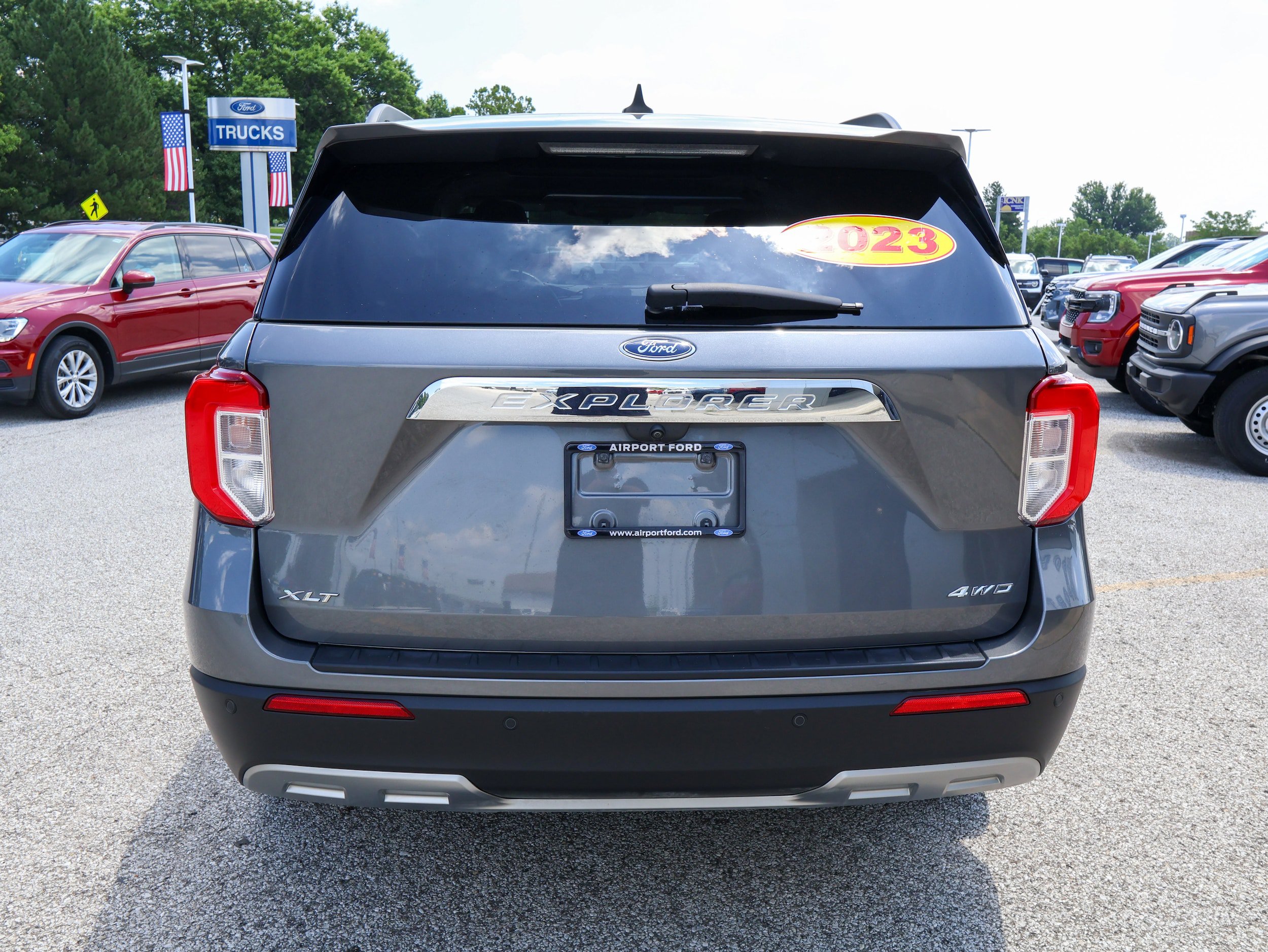 Used 2023 Ford Explorer XLT w/ Equipment Group 202A AWD/4WD image 4