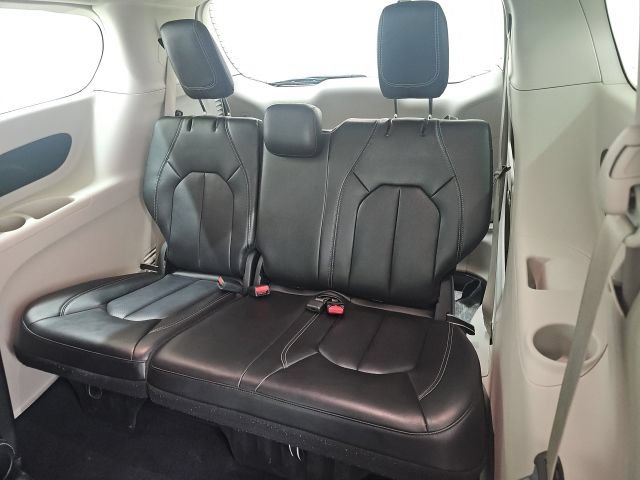 Used 2023 Chrysler Pacifica Touring-L FWD image 4
